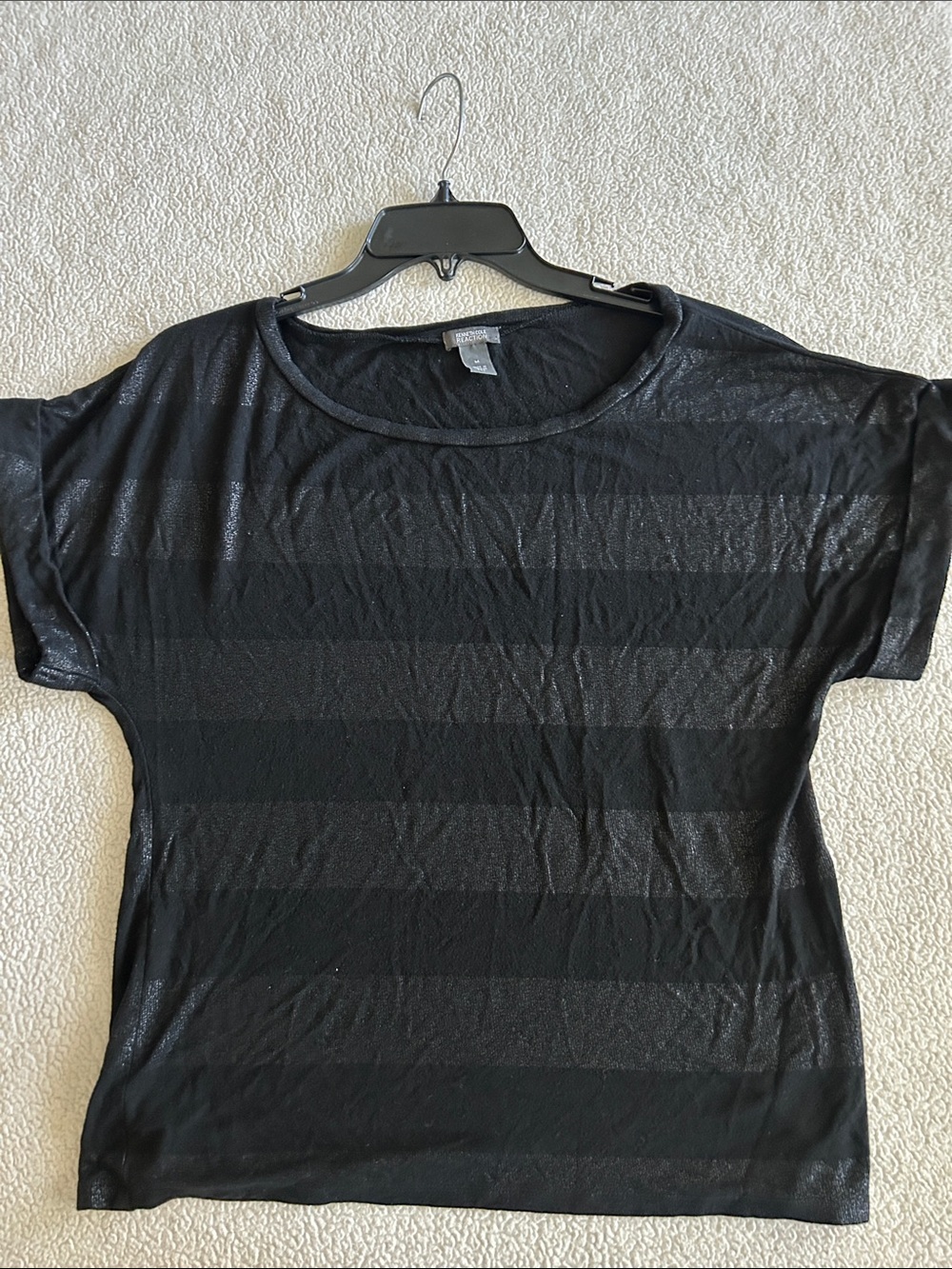Kenneth Cole Reaction Black and Metallic Shimmer striped Tee Size M